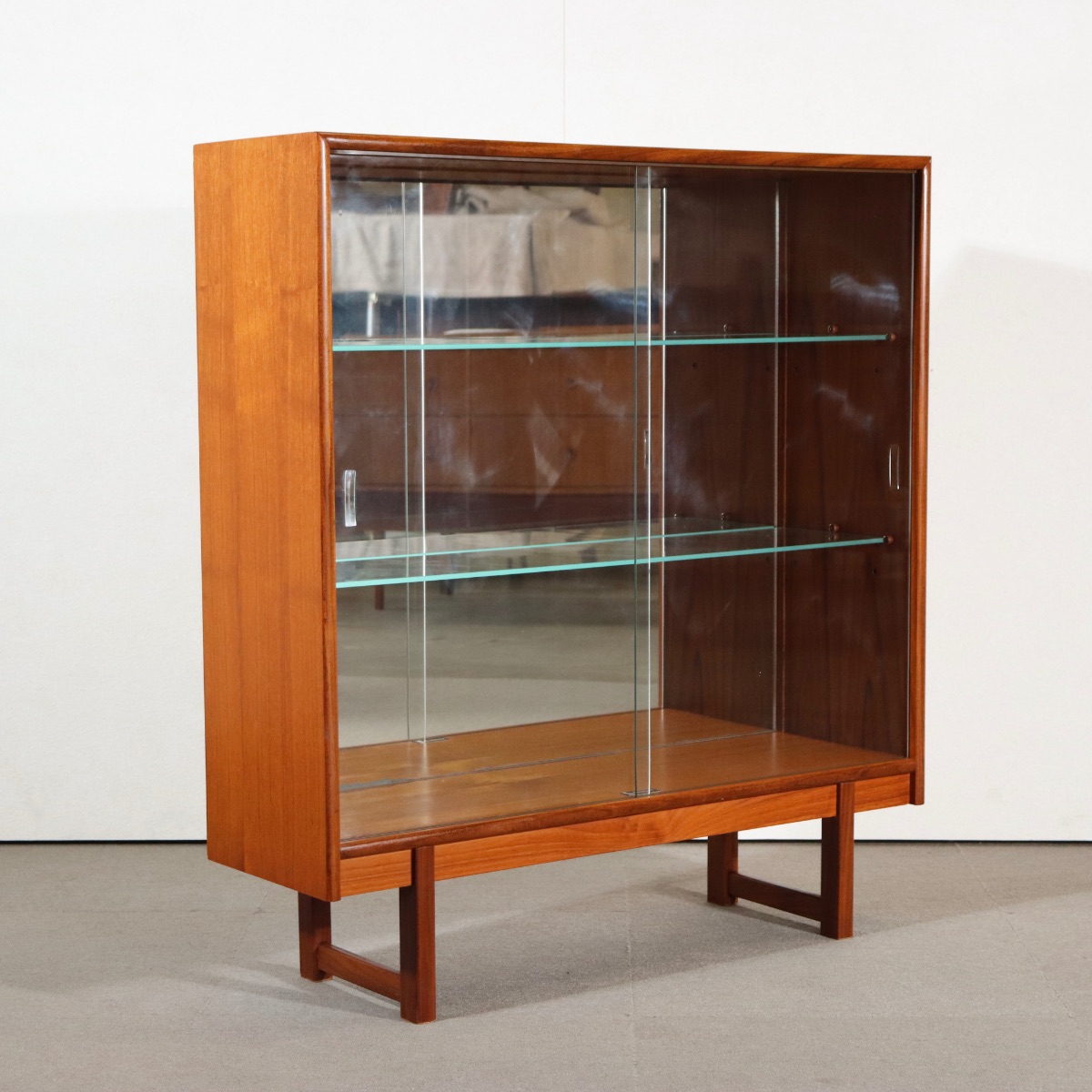 ターニッジTURNIDGEキャビネット。木の温度を感じるチーク材北欧ヴィンテージ。自然な美しさが光る。