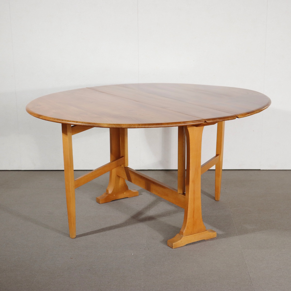 アーコールERCOLダイニングテーブル。空間の主役になるヴィンテージ家具。洗練された佇まい。