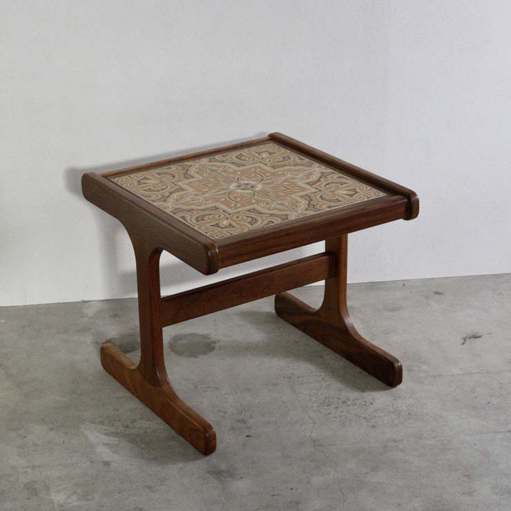 天板がタイルの木製ヴィンテージコーヒーテーブル　23110