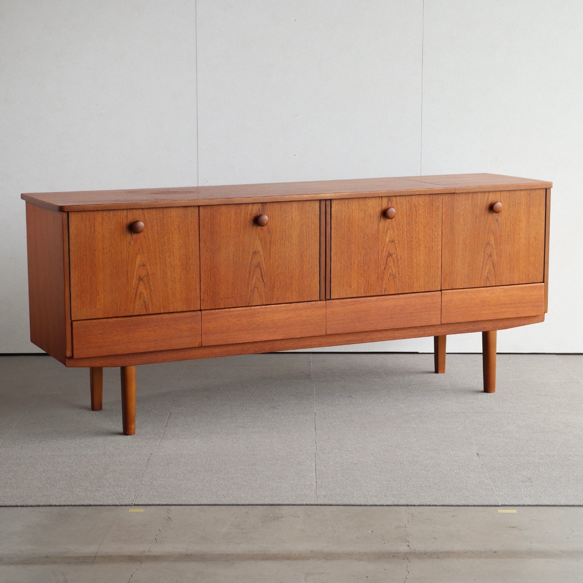 英国ヴィンテージのサイドボード