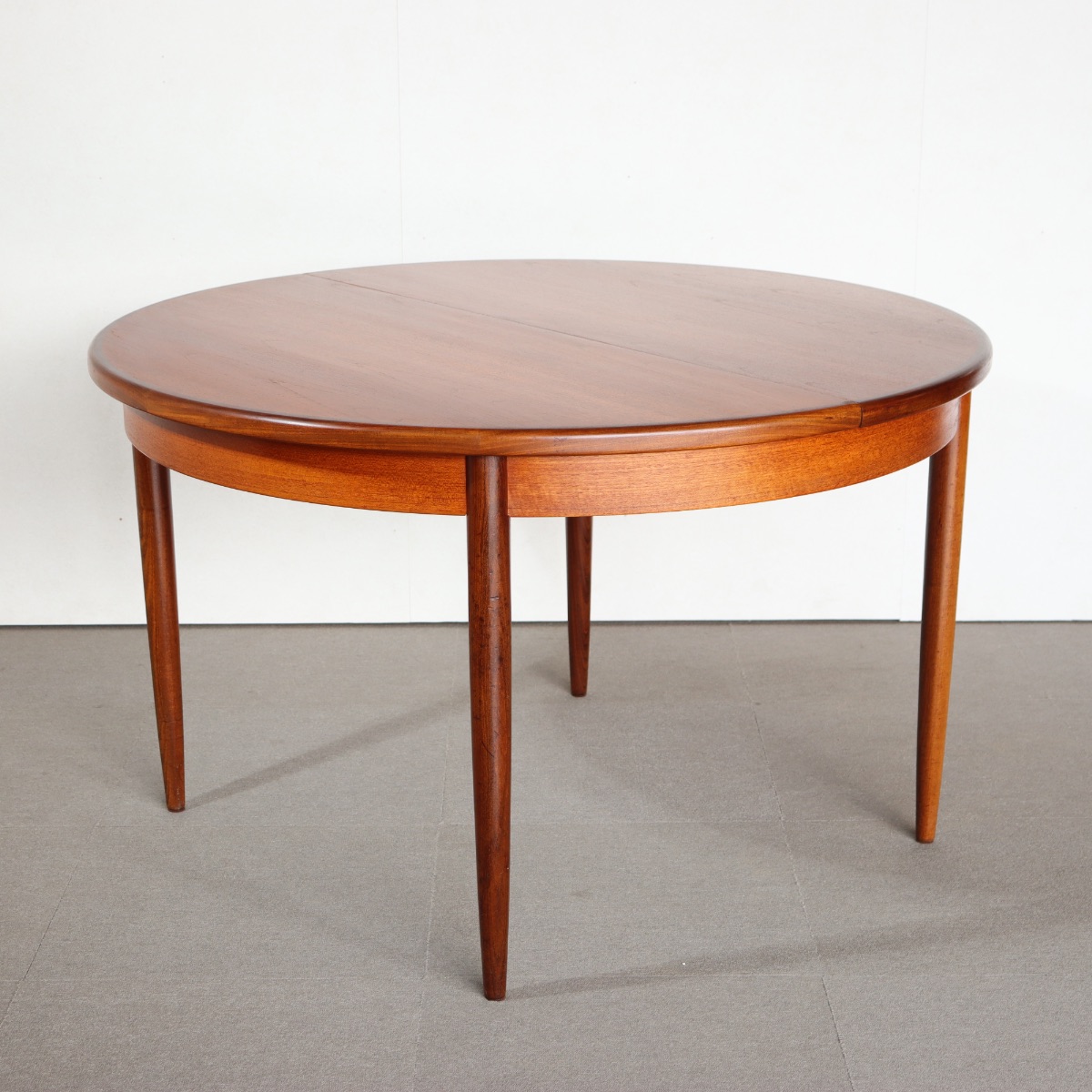 ジープランG-PLANラウンドダイニングテーブル。上質な木目が際立つヴィンテージ家具。所有する喜びを感じる一品。