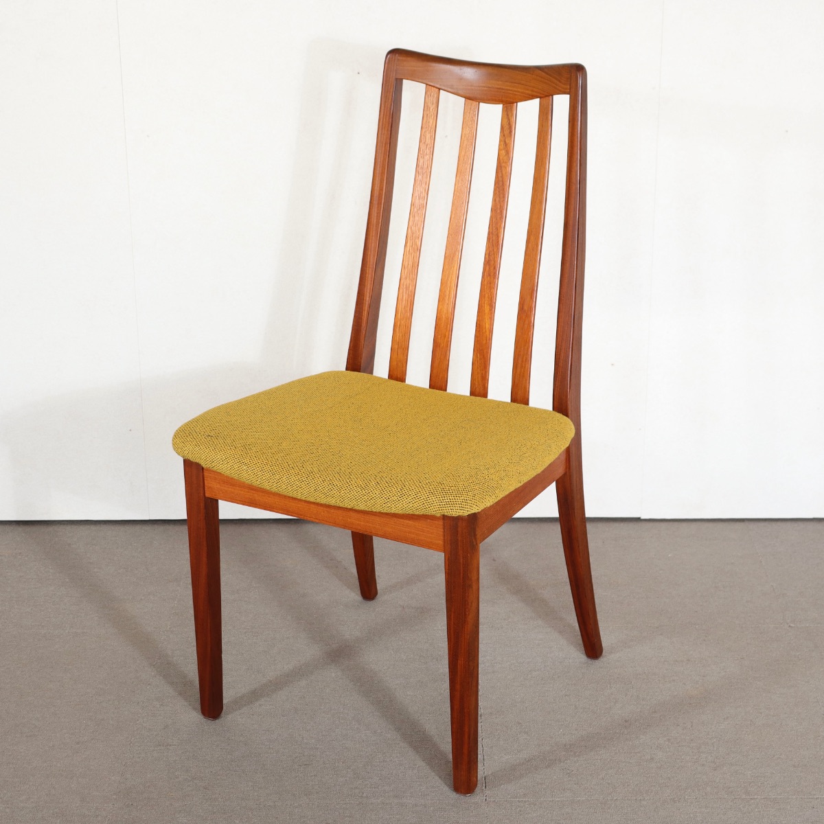 ジープランG-PLANのダイニングチェア。木目の流れが穏やかなチーク材北欧ヴィンテージ。空間に静かな温もりを添える一台。