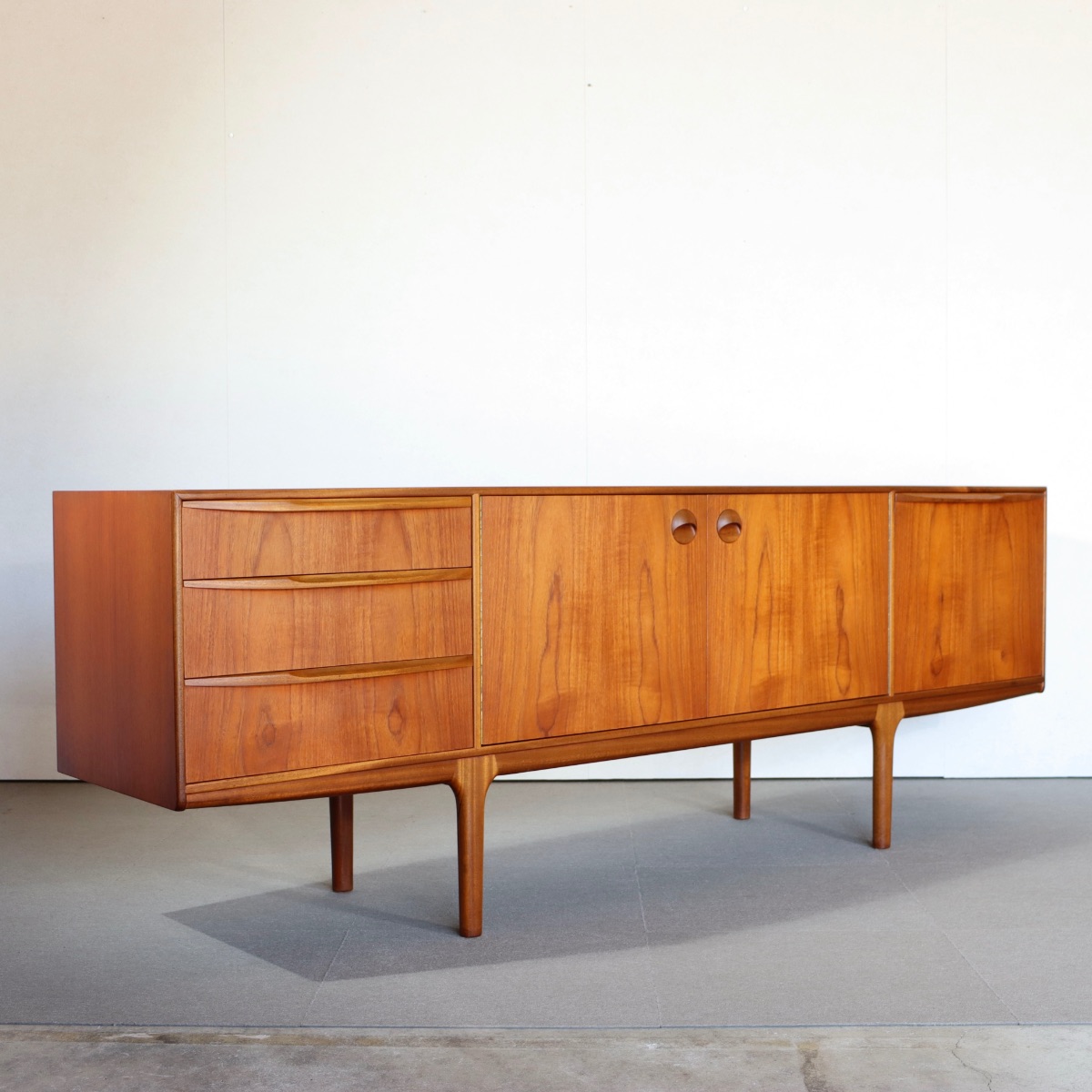 マッキントッシュDunfermlineサイドボード。チーク材の自然な木目が際立つヴィンテージ。洗練された一台。