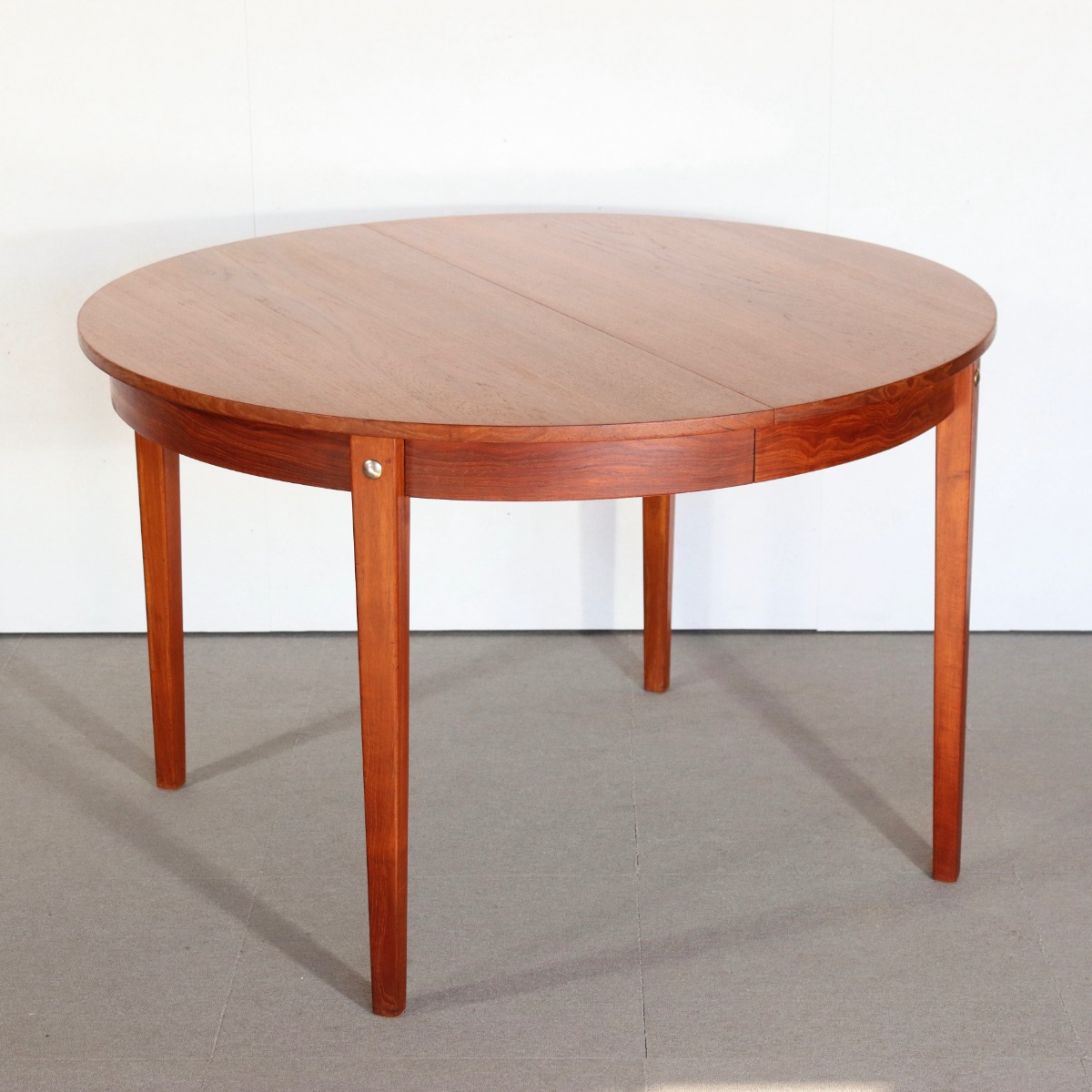 デンマーク製ダイニングテーブル。木の呼吸を感じるチーク材の北欧ヴィンテージ。自然と共にある上質な家具。