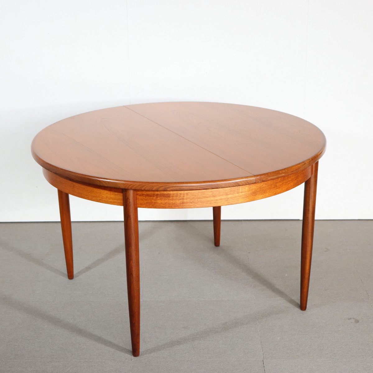 ジープランラウンドダイニングテーブル。チーク材の艶やかな質感が印象的なヴィンテージ。上質な存在感。