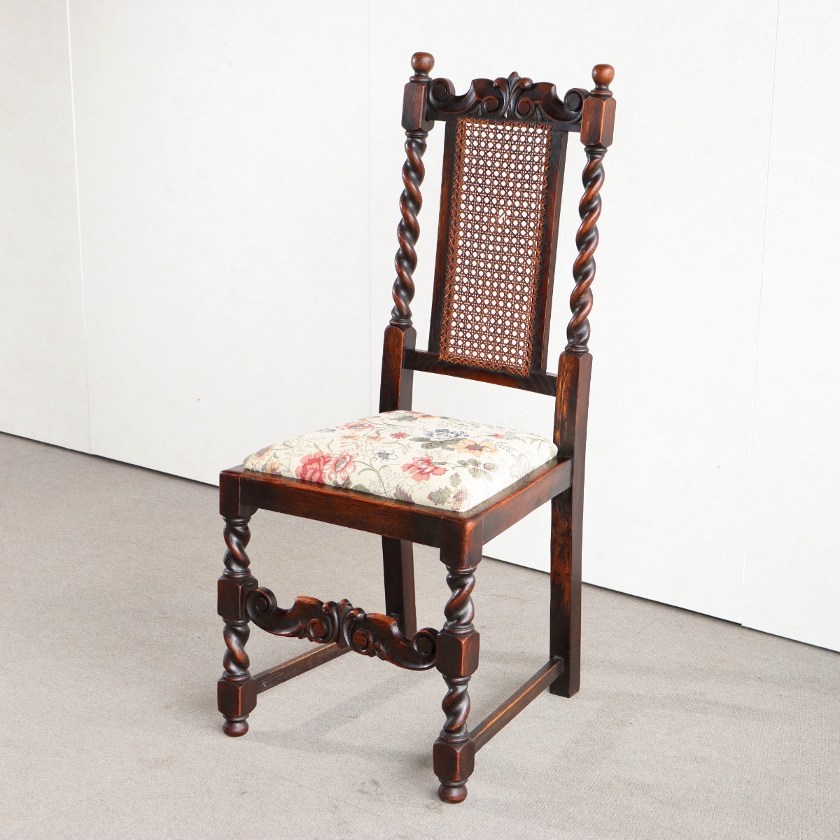 英国ヴィンテージのオーク材の籐製背もたれチェア