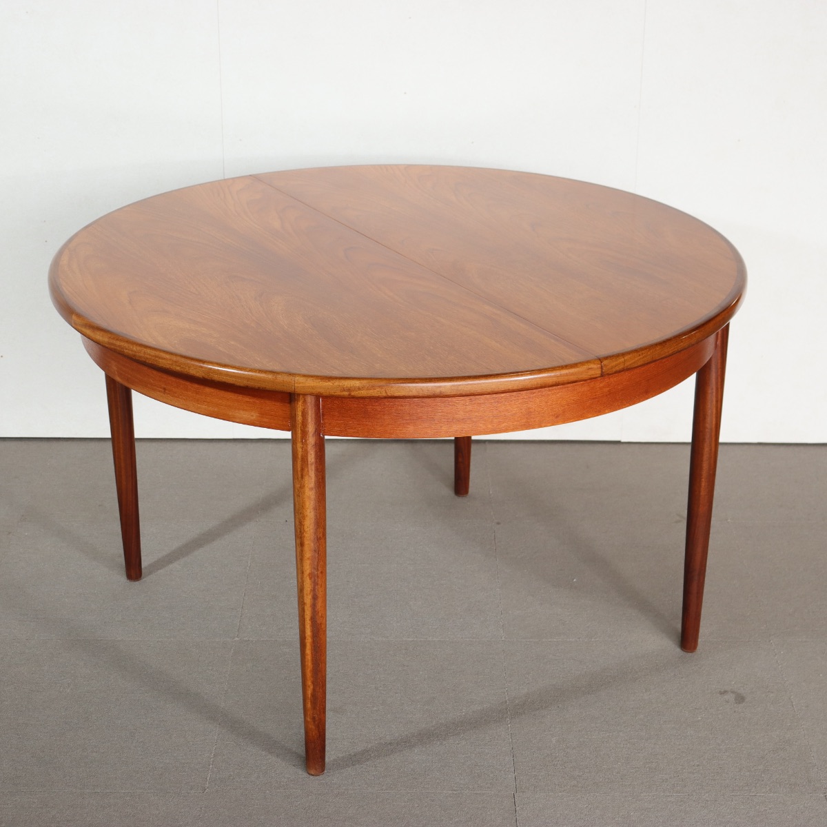 ジープランラウンドダイニングテーブル。チーク材の美しい木目が空間を引き立てるヴィンテージ。価値ある一台。