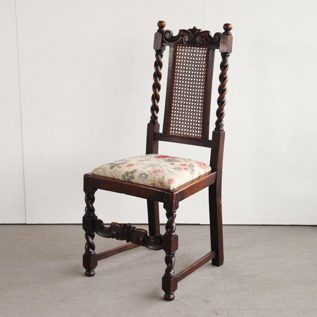 英国ヴィンテージのオーク材の籐製背もたれチェア