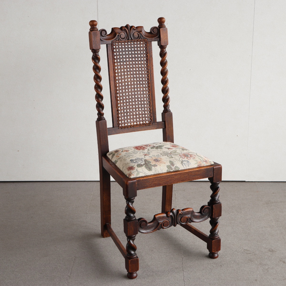 英国ヴィンテージのオーク材の籐製背もたれチェア