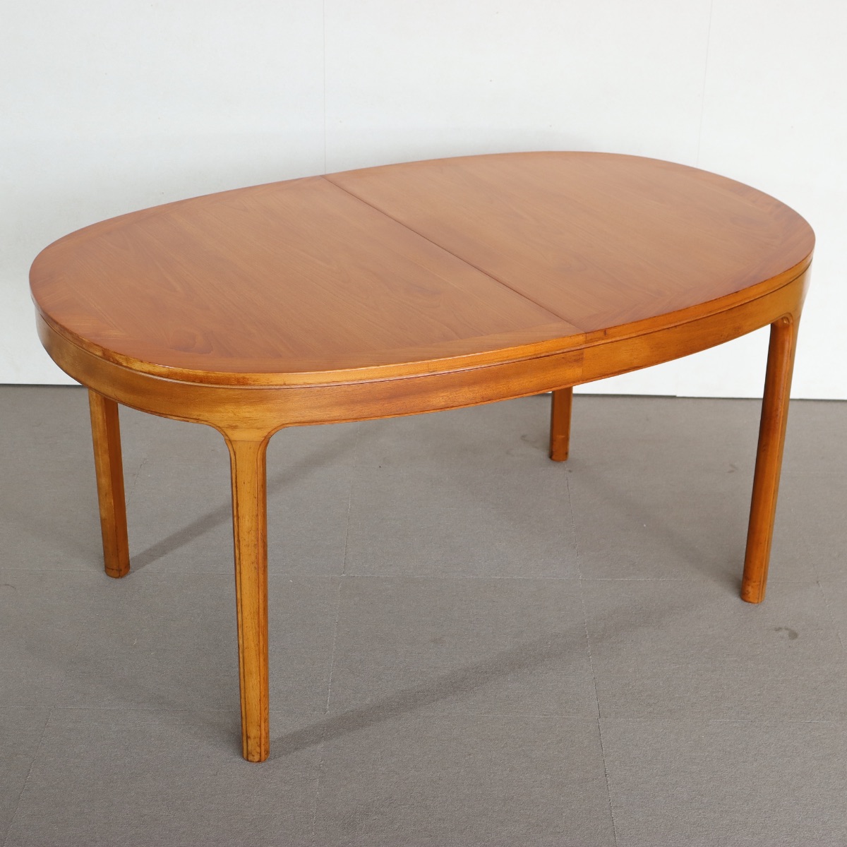 存在感のあるヴィンテージ家具。チーク材の上品な木目が印象的。