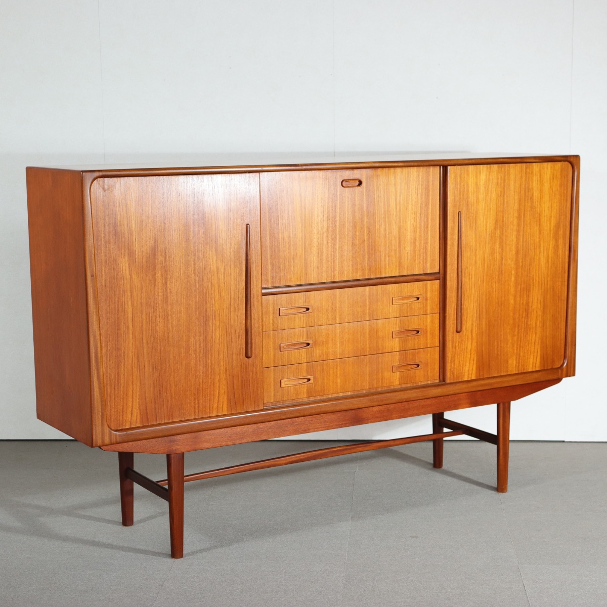 英国ヴィンテージのダイニングテーブル。チーク材の自然な艶が美しい北欧ヴィンテージ。静かに時を刻む上質な家具。