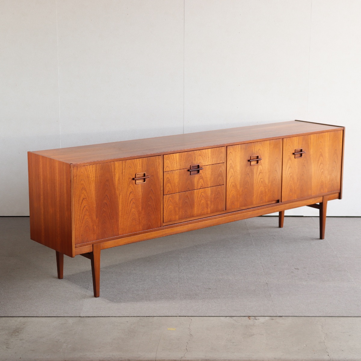 ネイサンNathanのサイドボード