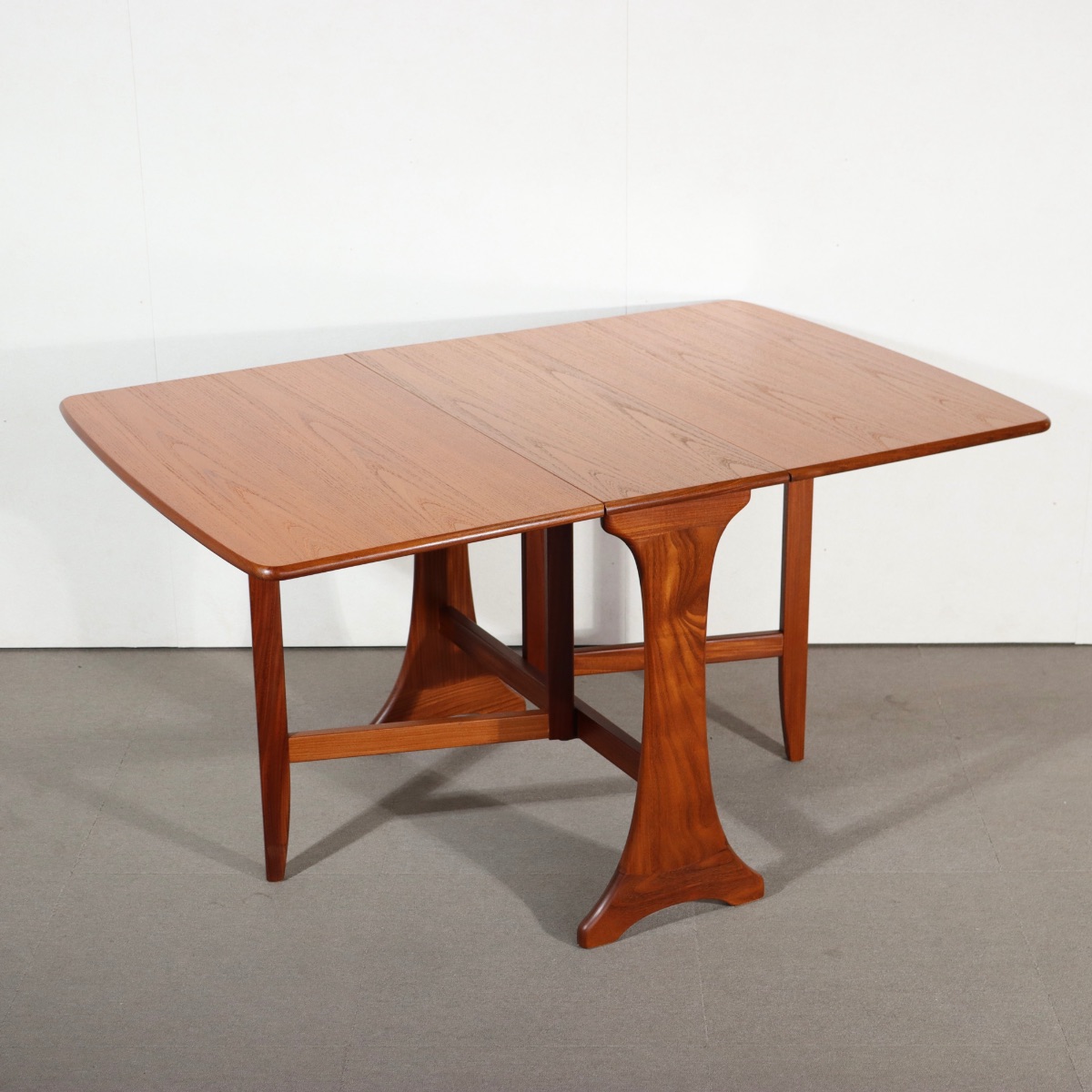 ジープランG-PLAN折り畳み式ダイニングテーブル。空間に品格を与えるヴィンテージ家具。美しい木目が映える。