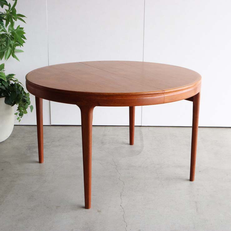 円形のダイニングテーブルで真ん中がエクステンションするタイプ、24060