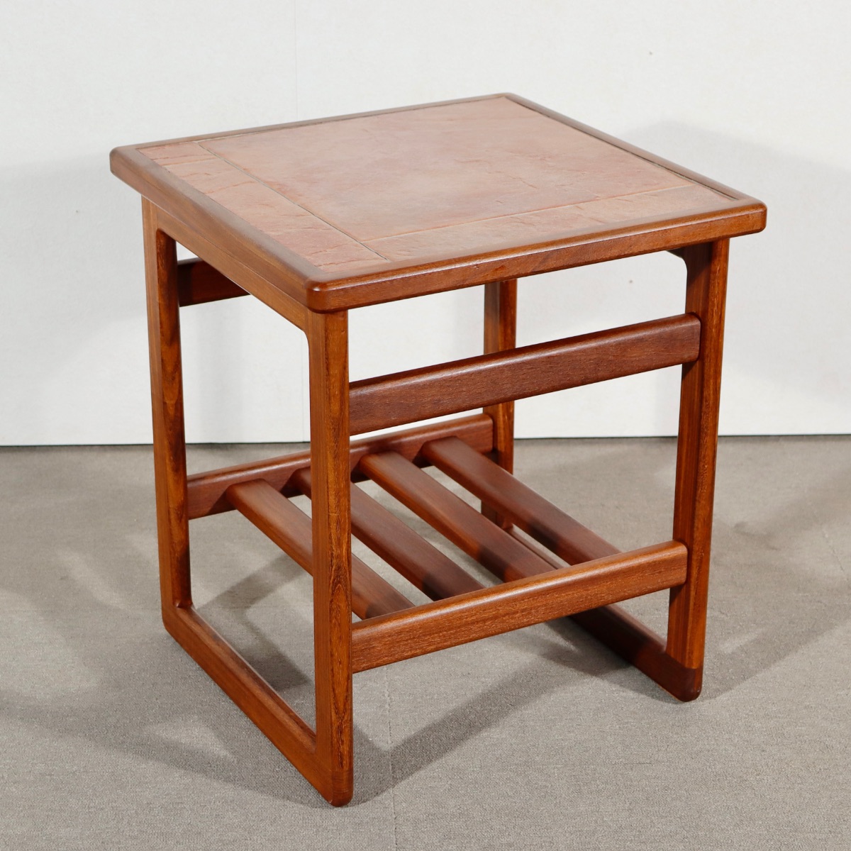 タイルトップコーヒーテーブル。洗練された印象のヴィンテージ家具。長く愛用できる上質さ。