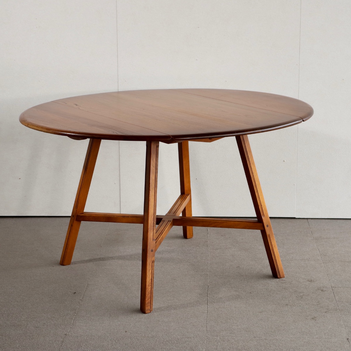 アーコールERCOLのテーブル