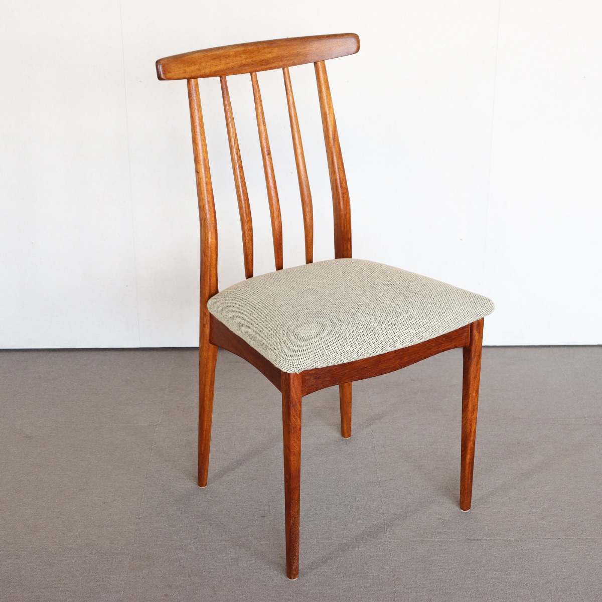 ヤンガーYOUNGER製ダイニングチェア。チーク材の繊細な木目が際立つ北欧ヴィンテージ。控えめな上品さが魅力。