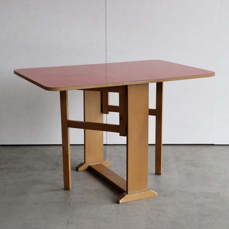 天板が赤い木製の折りたたみ可能なテーブル、24105