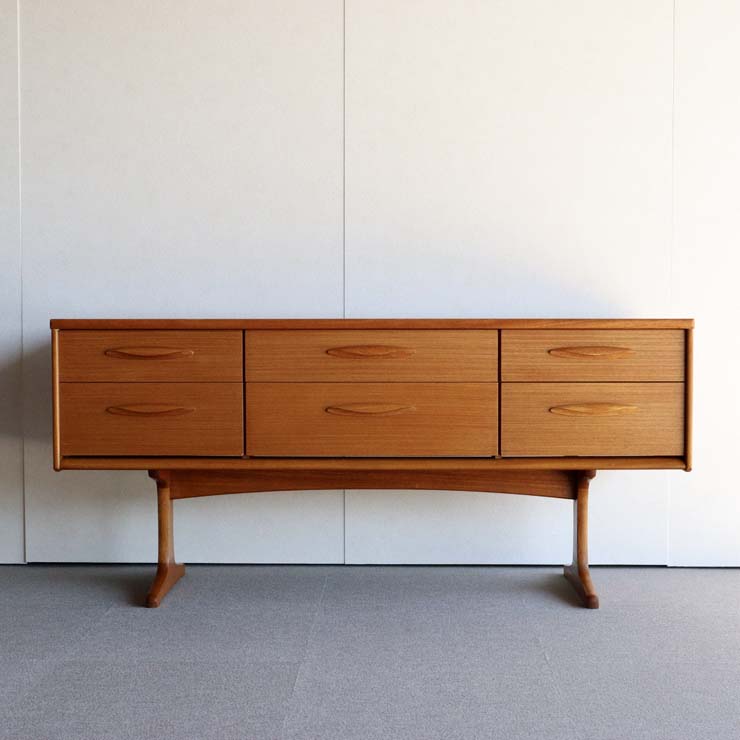 脚のある木製ヴィンテージサイドボード　24002