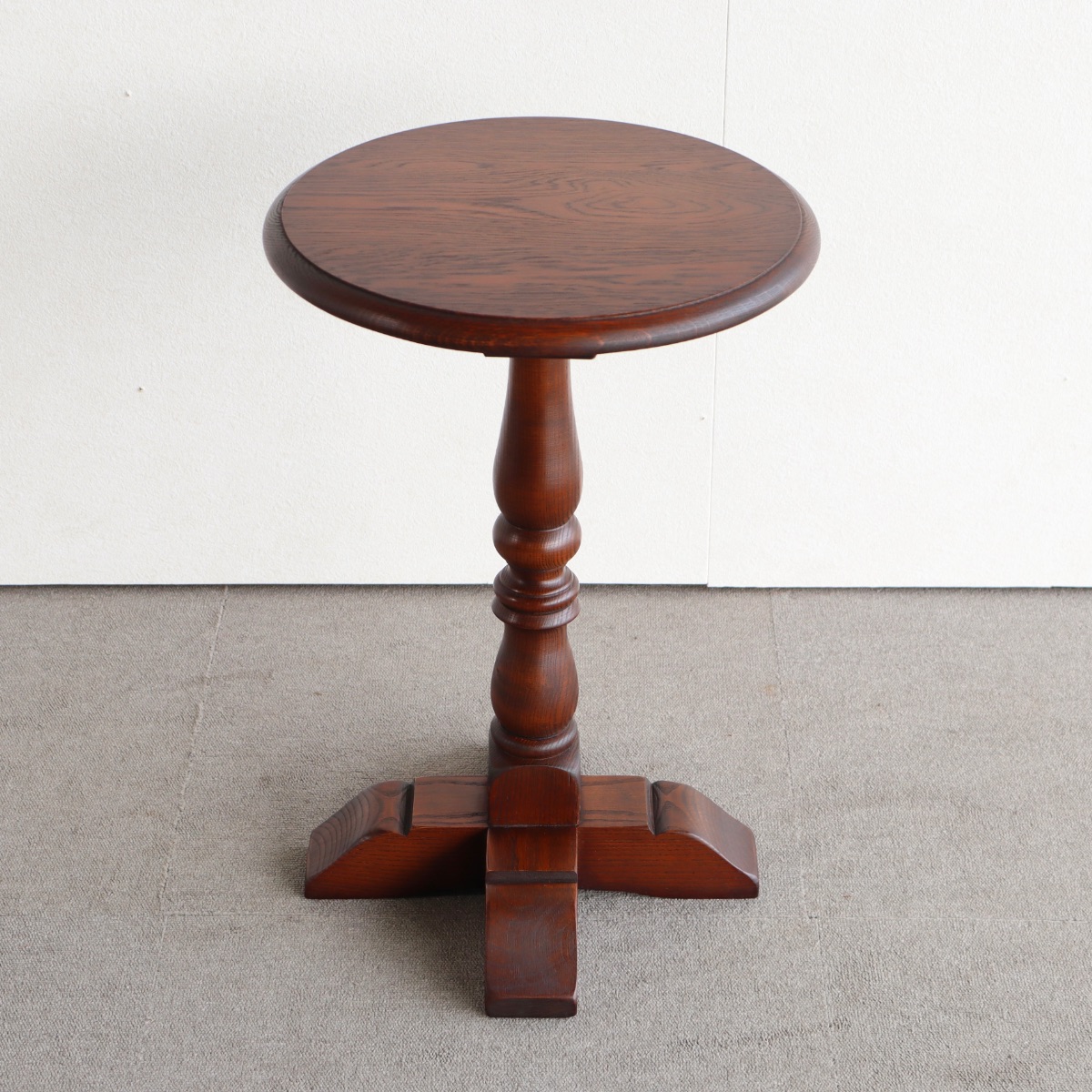 オールドチャームOLD CHARMのテーブル