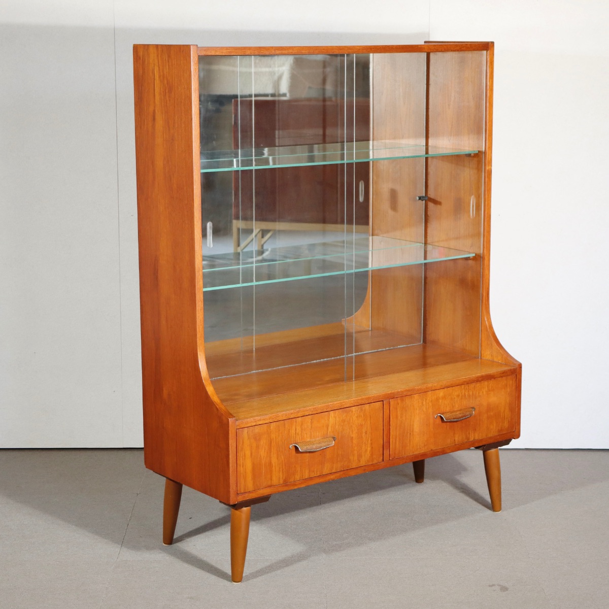 チーク材キャビネット。高級感ある仕上がりのヴィンテージ家具。美しい木目が魅力。