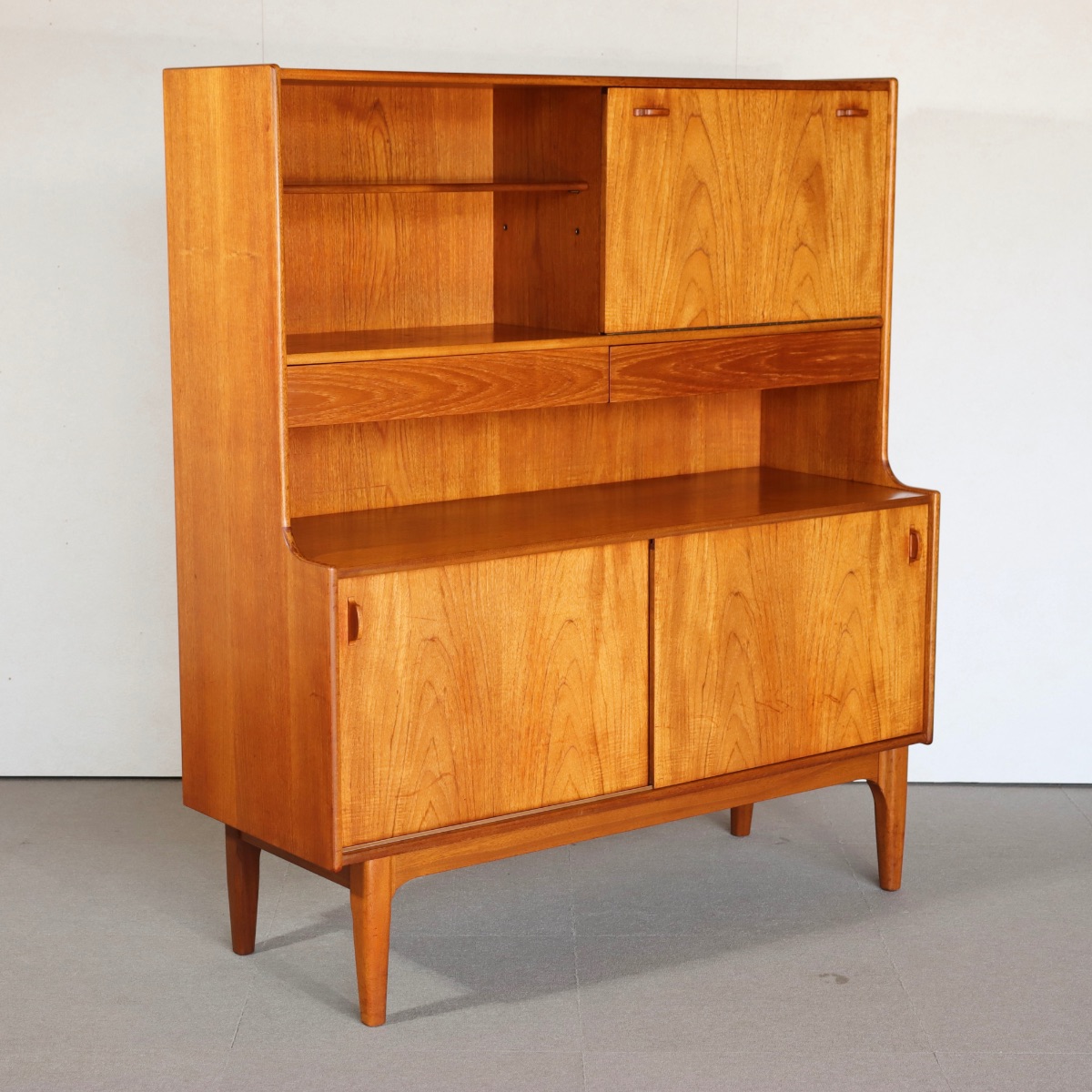 ネイサン製ハイボード。チーク材の自然な色合いが美しいヴィンテージ。高級感ある佇まい。