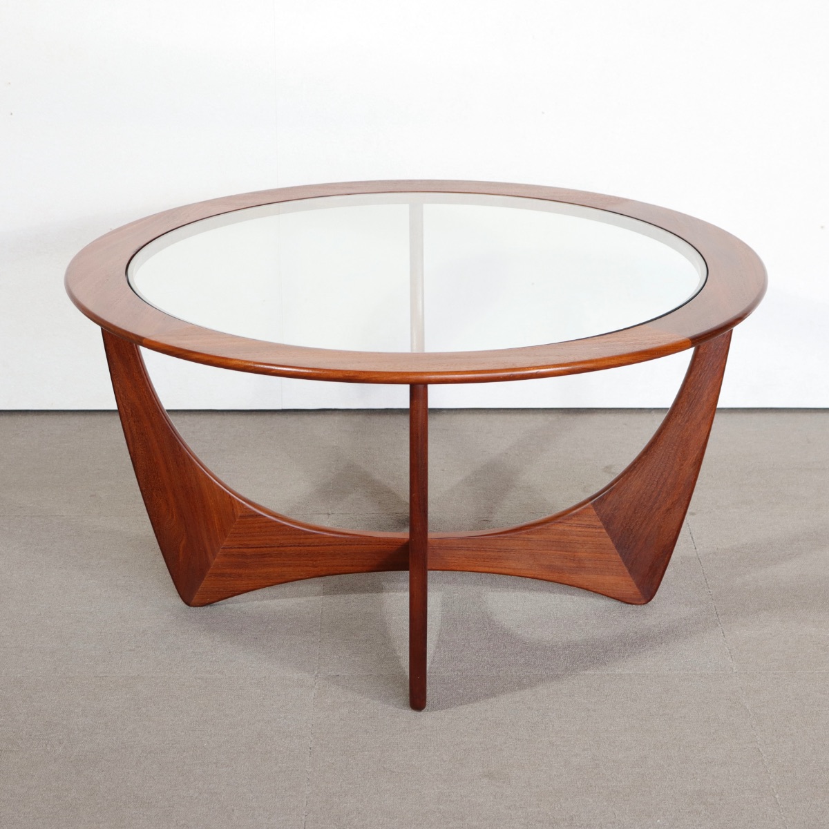 ジープランG-PLANコーヒーテーブル。チーク材の美しい木目が印象的なヴィンテージ。存在感ある上質な一台。