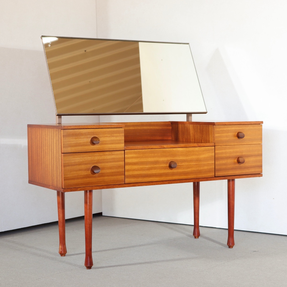 アヴァロンAVALON製ドレッサー。深い艶と温もりを併せ持つチーク材北欧ヴィンテージ。落ち着いた美しさが魅力。