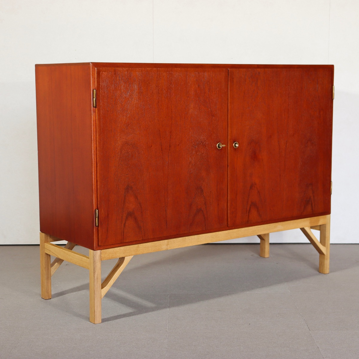 BorgeMogensenサイドボード。洗練された空間を演出するヴィンテージ家具。美しい木目が魅力。