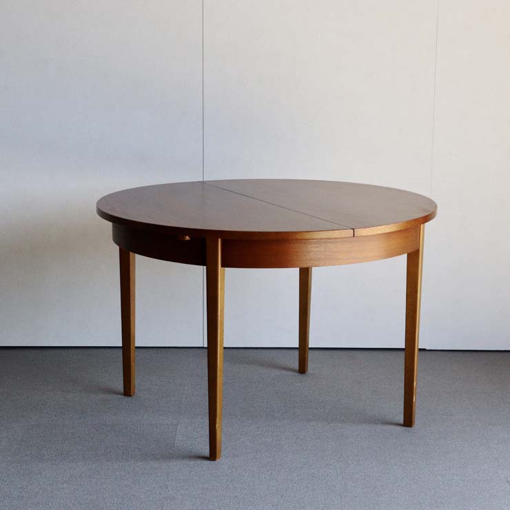 ヴィンテージの真ん中が伸びる円形の木製ダイニングテーブル