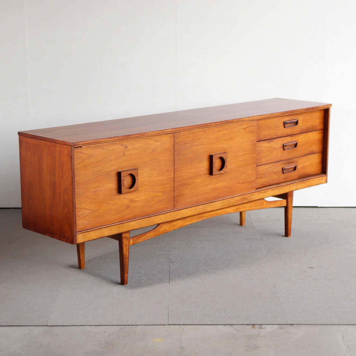 英国ヴィンテージのサイドボード