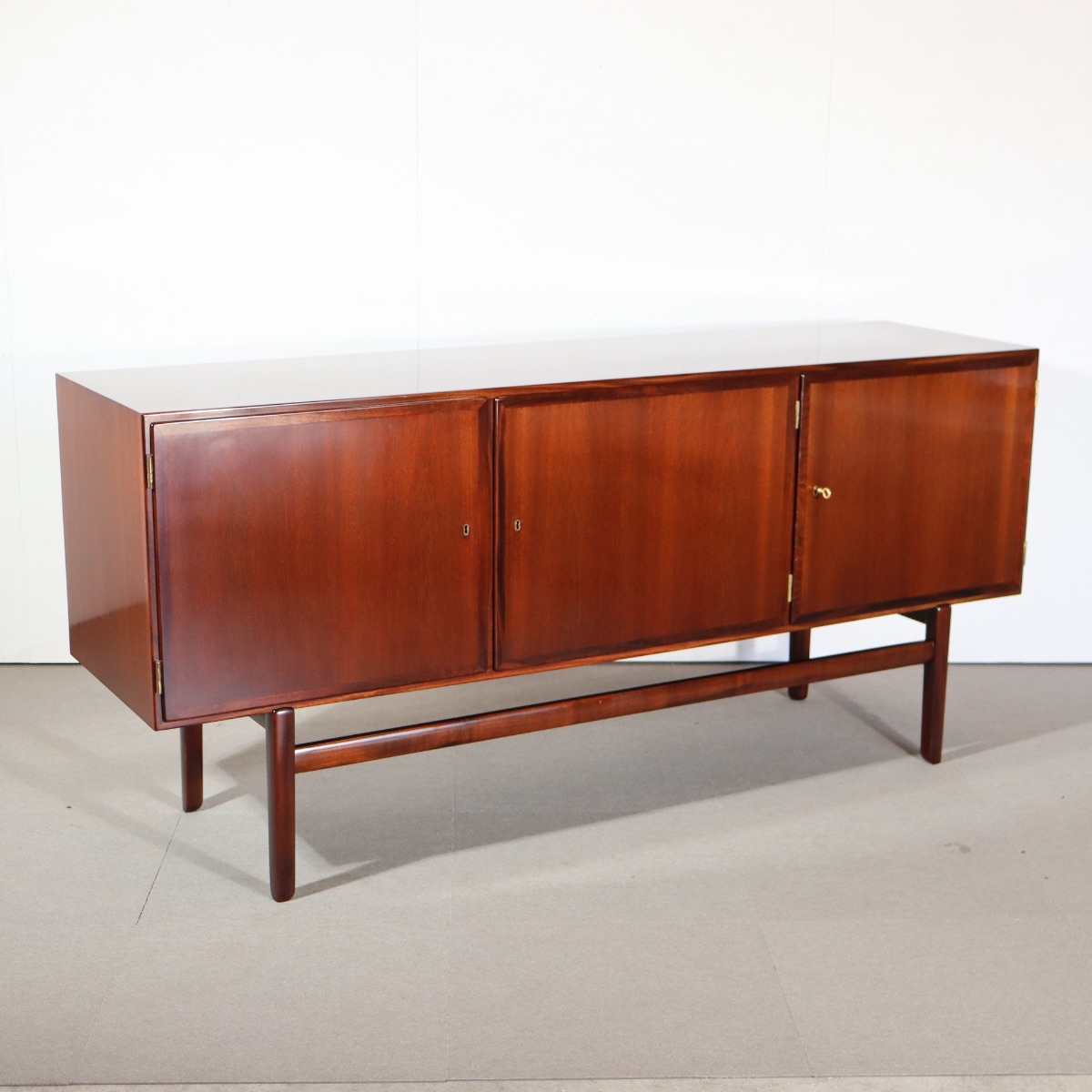 OleWanscherサイドボード。空間の主役になるヴィンテージ家具。ローズウッドによる洗練された佇まい。