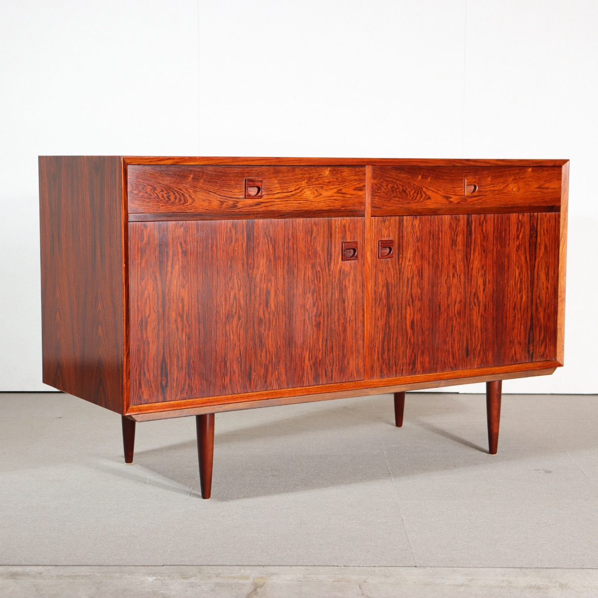 ErikBrouerサイドボード。上品な木目が際立つヴィンテージ家具。長く使える一台。