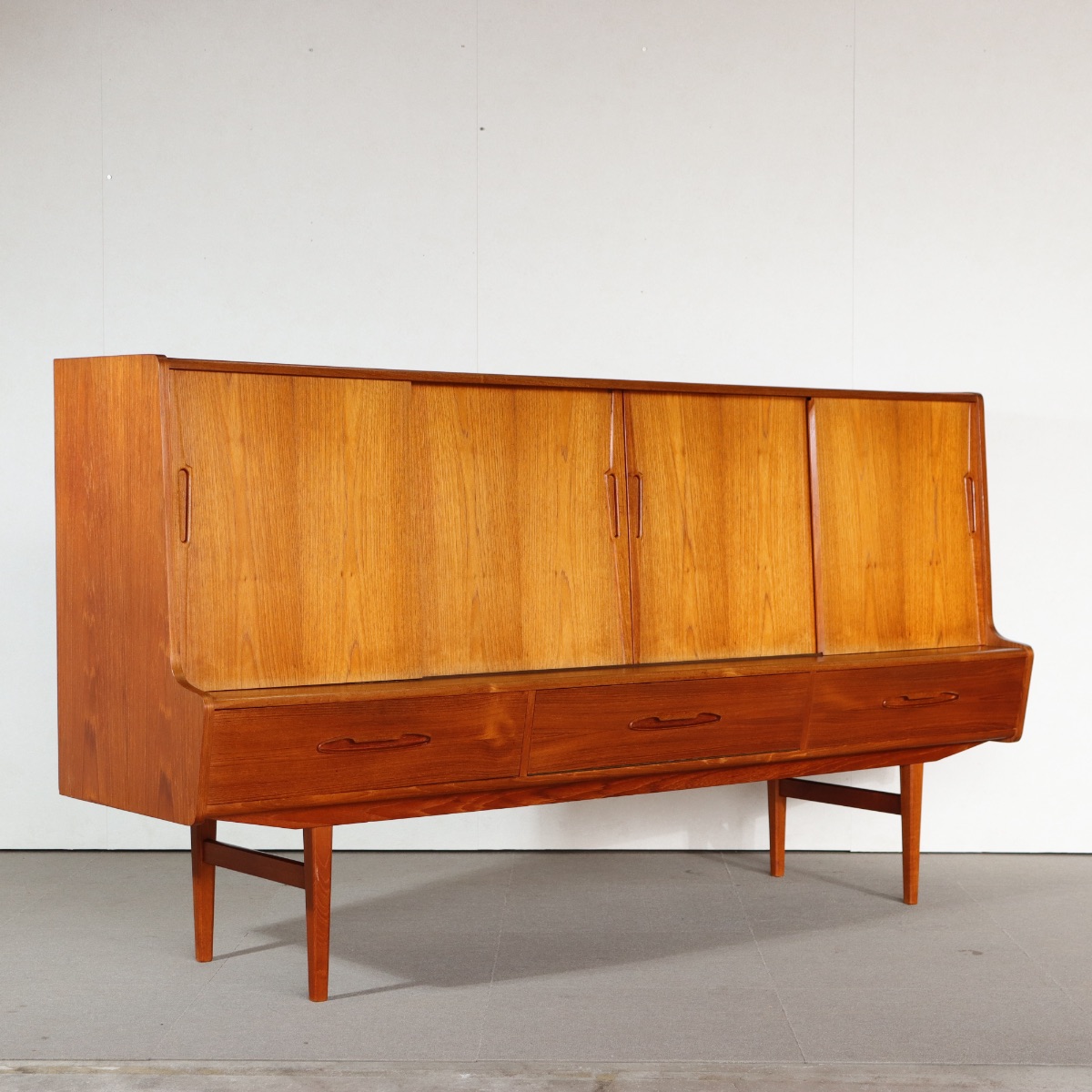 デンマーク製ハイボード。チーク材の深い艶が映えるヴィンテージ。価値を感じる仕上がり。