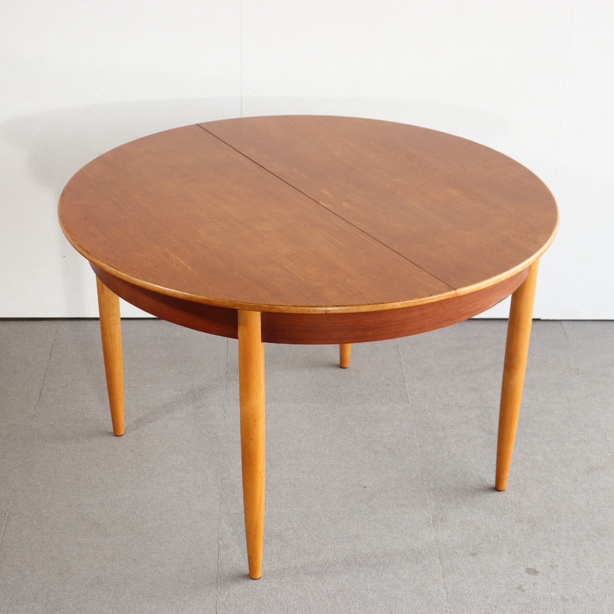 英国ヴィンテージのダイニングテーブル