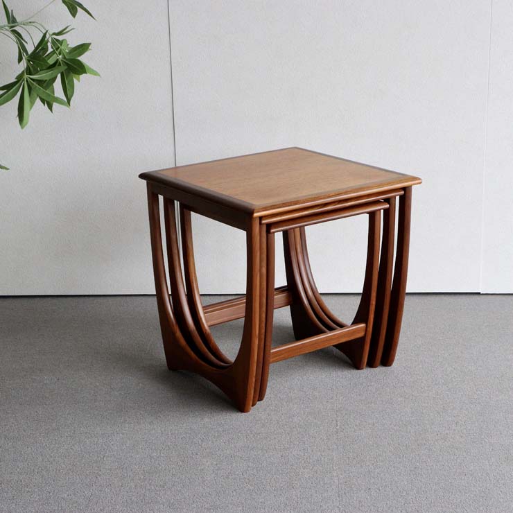 木製の3つあるネストテーブル、24008