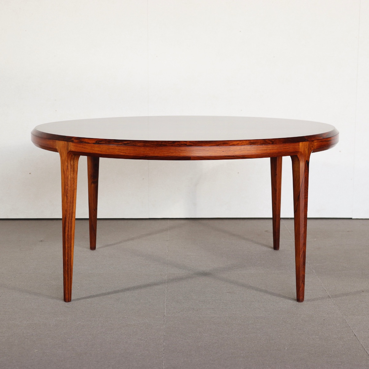 デンマーク製ラウンドコーヒーテーブル。高級感漂うヴィンテージ家具。上質な佇まいが印象的。