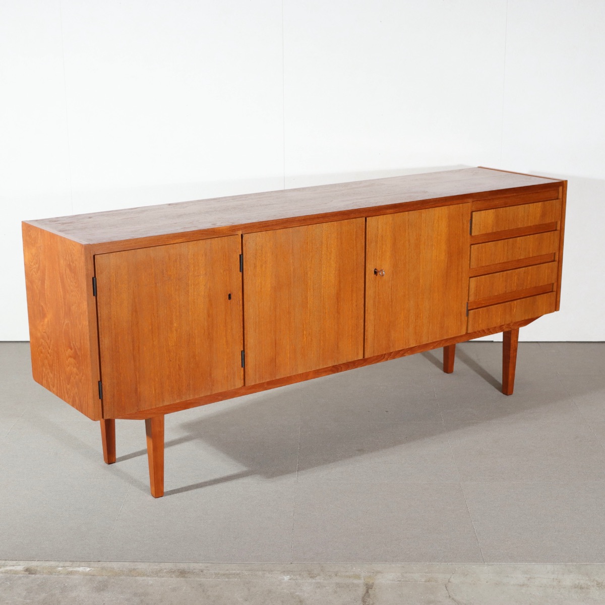 デンマーク製サイドボード。木の温もりが伝わるチーク材北欧ヴィンテージ。自然体の上質さを感じる。