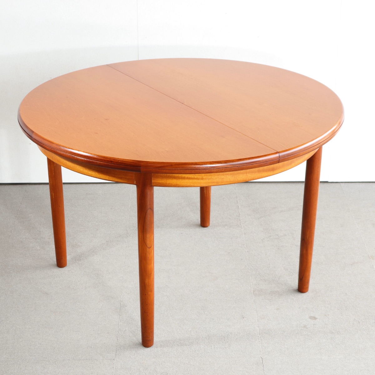 英国ヴィンテージのダイニングテーブル