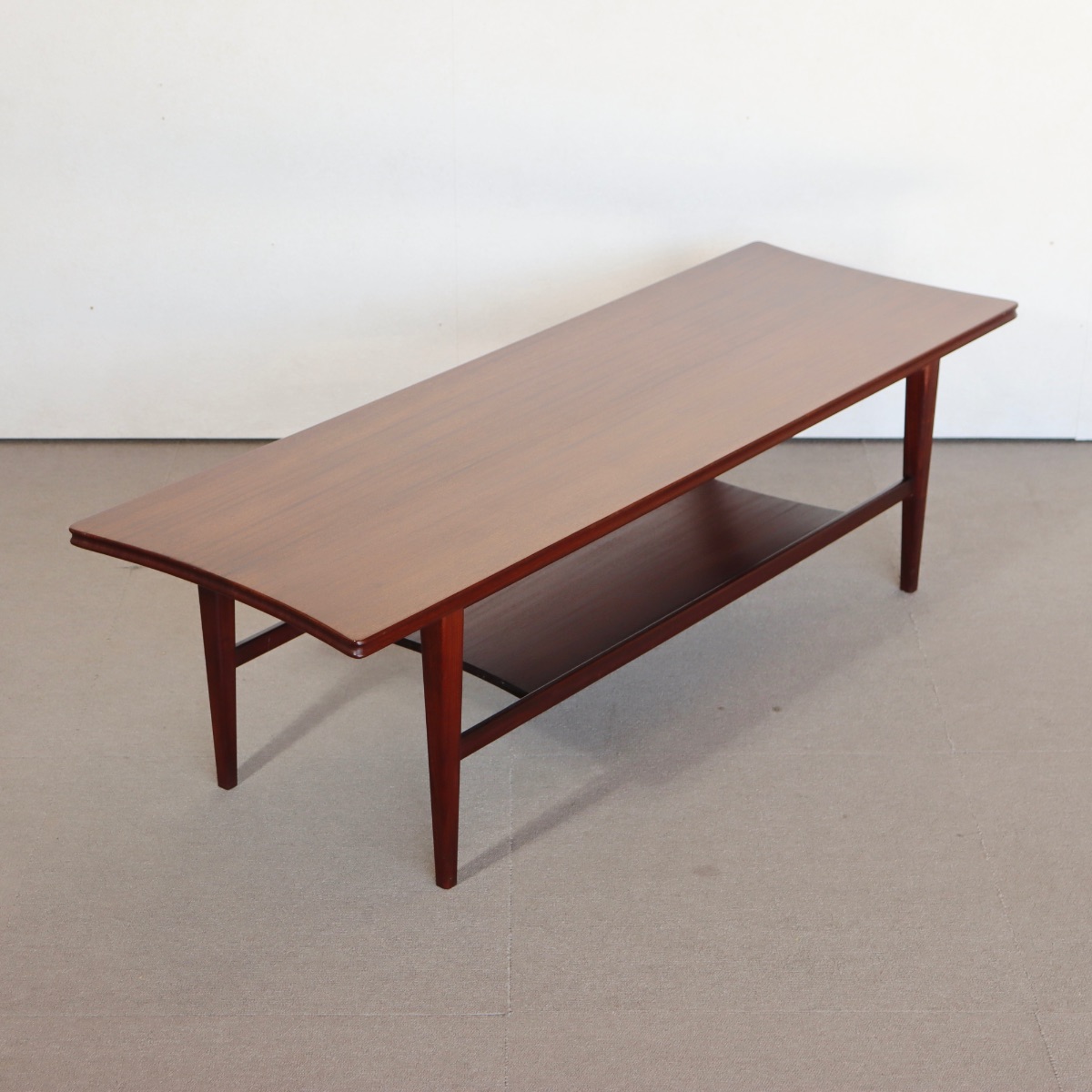 リチャードホーンビーのコーヒーテーブル。 チークの木目が美しく、柔らかい艶が印象的な北欧ヴィンテージ。上質な一台。