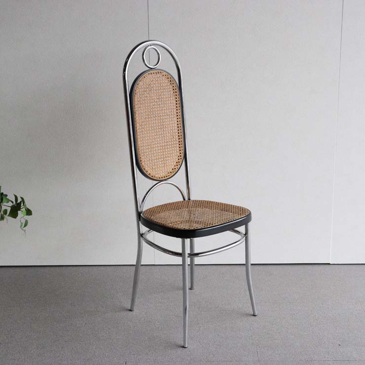 鉄のフレームに編み込みの座面と背もたれの椅子　23133a