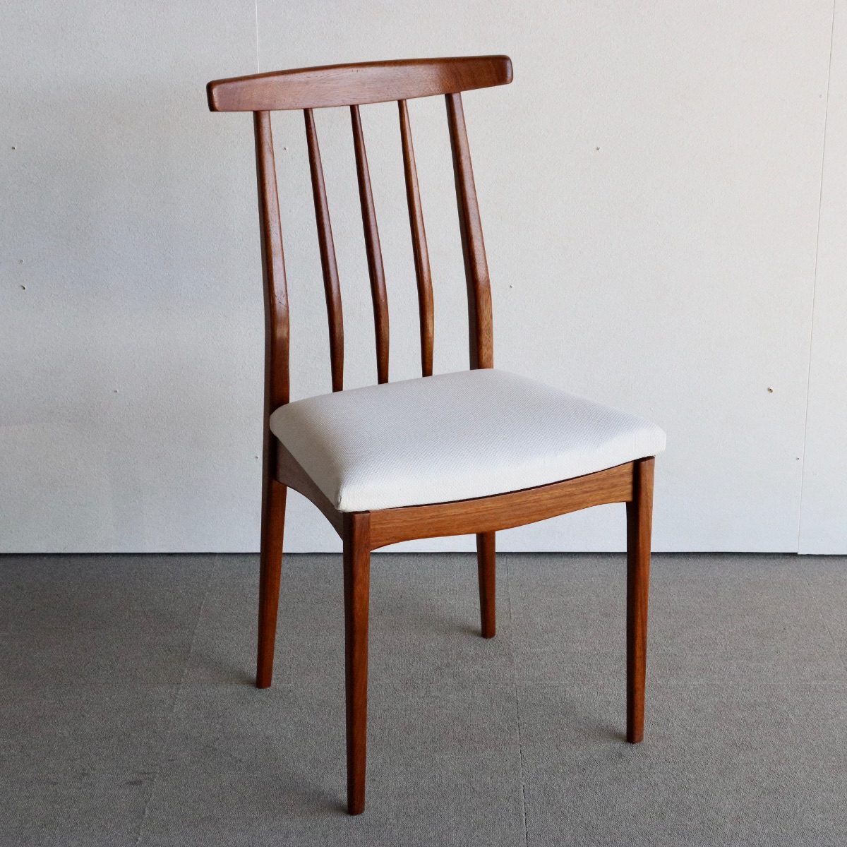 ヤンガーYoungerのハイバックダイニングチェア