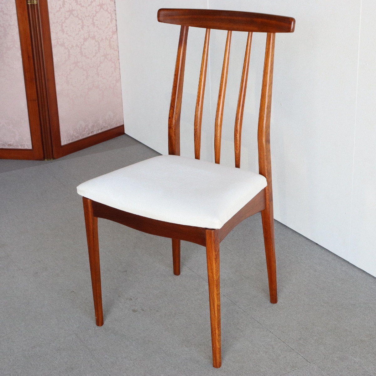 ヤンガーYoungerのハイバックダイニングチェア