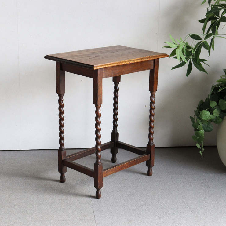 英国製アンティークのサイドテーブル