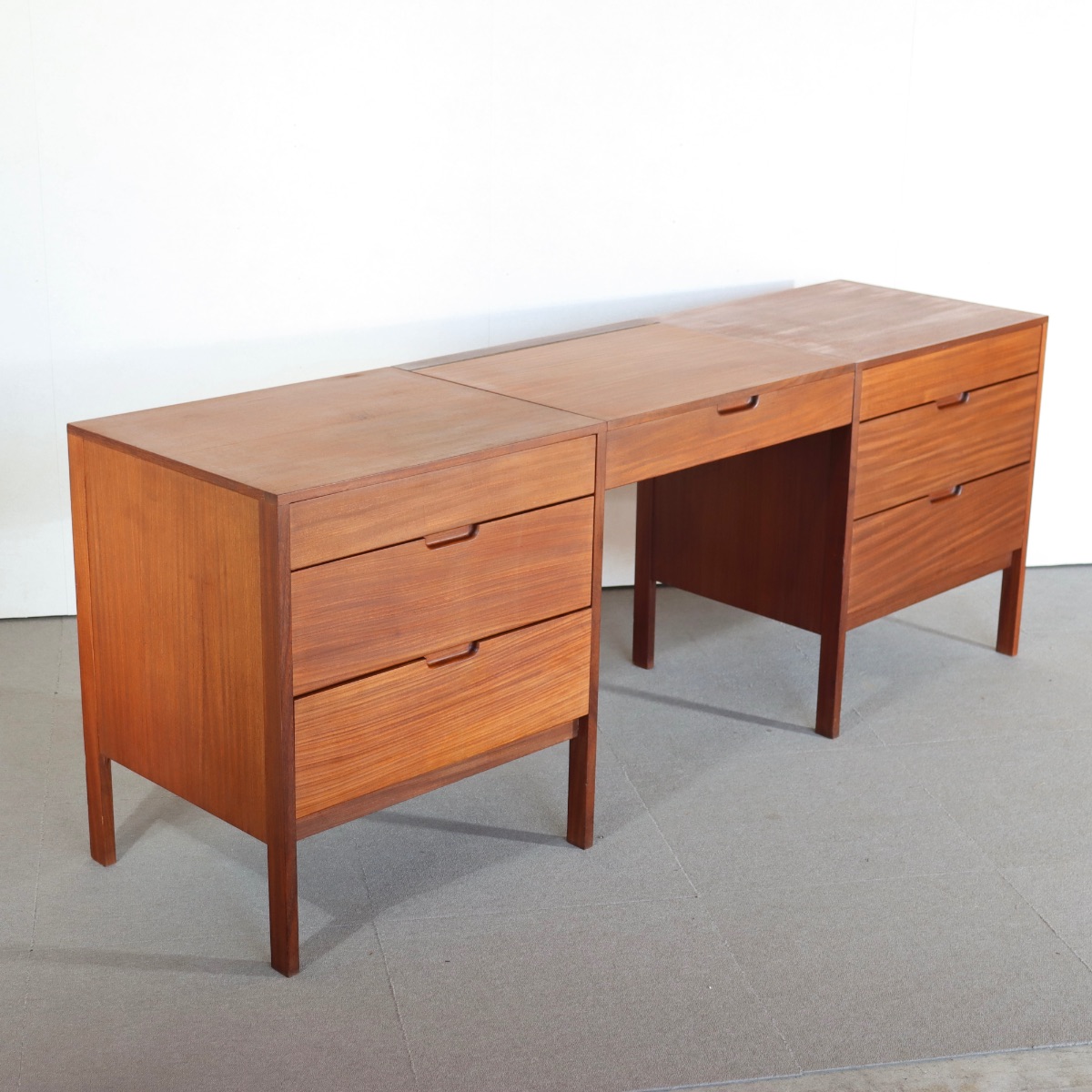 リチャード・ホーンビーデザインのサイドボード。 経年の風合いが心地よいチーク材北欧ヴィンテージ。