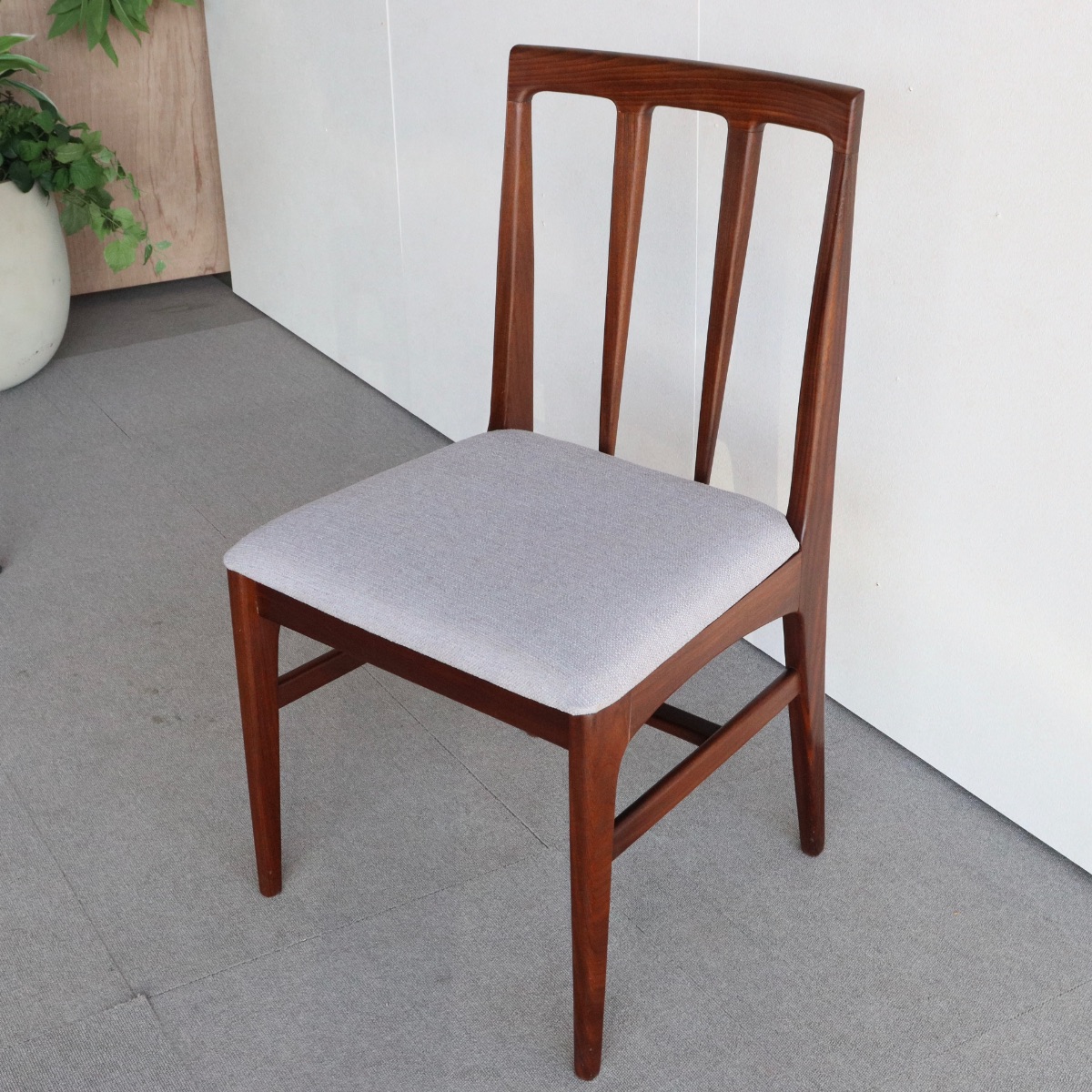 ヤンガーYoungerDesign by John HerbertのFonsecaダイニングチェア