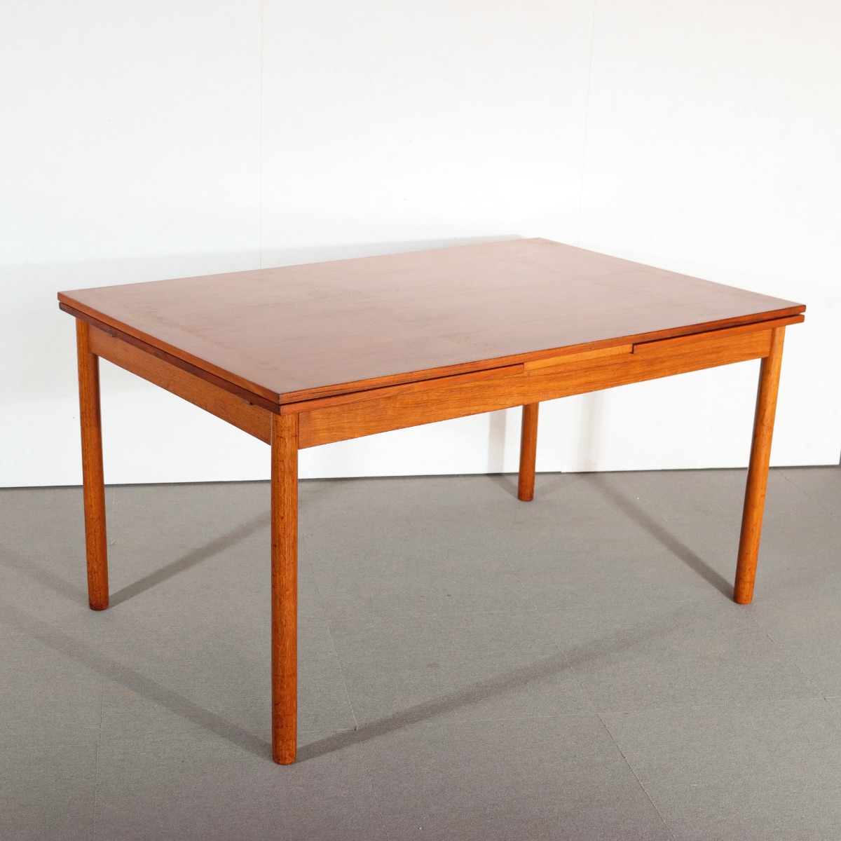 デンマーク製ダイニングテーブル。チーク材の上質な艶が空間に溶け込む北欧ヴィンテージ。静かな美しさを纏う。