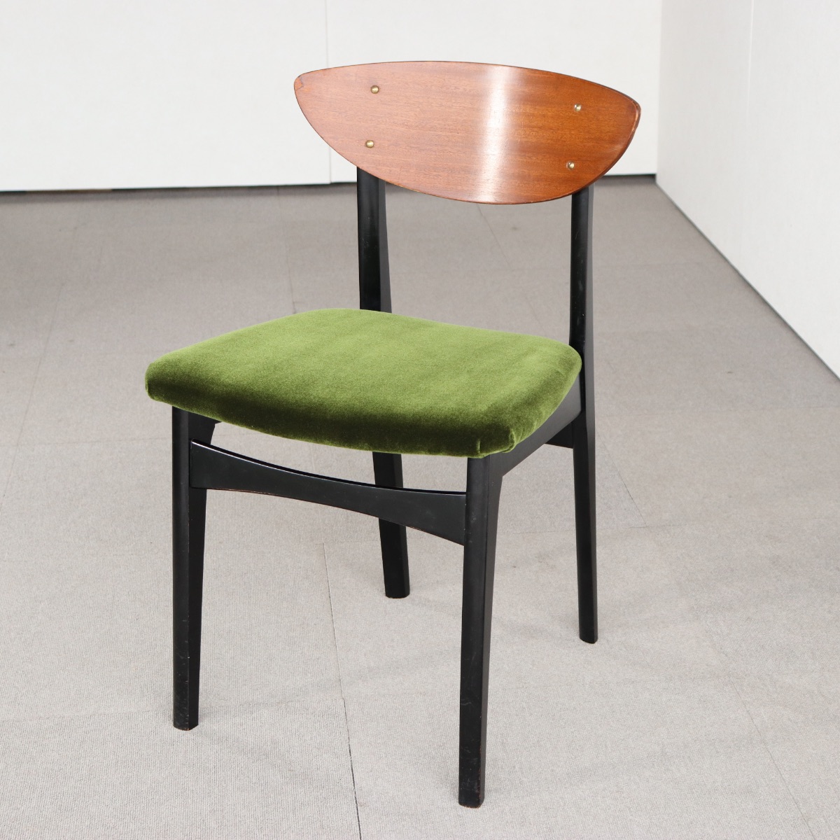 ネイサンNathanのダイニングチェア