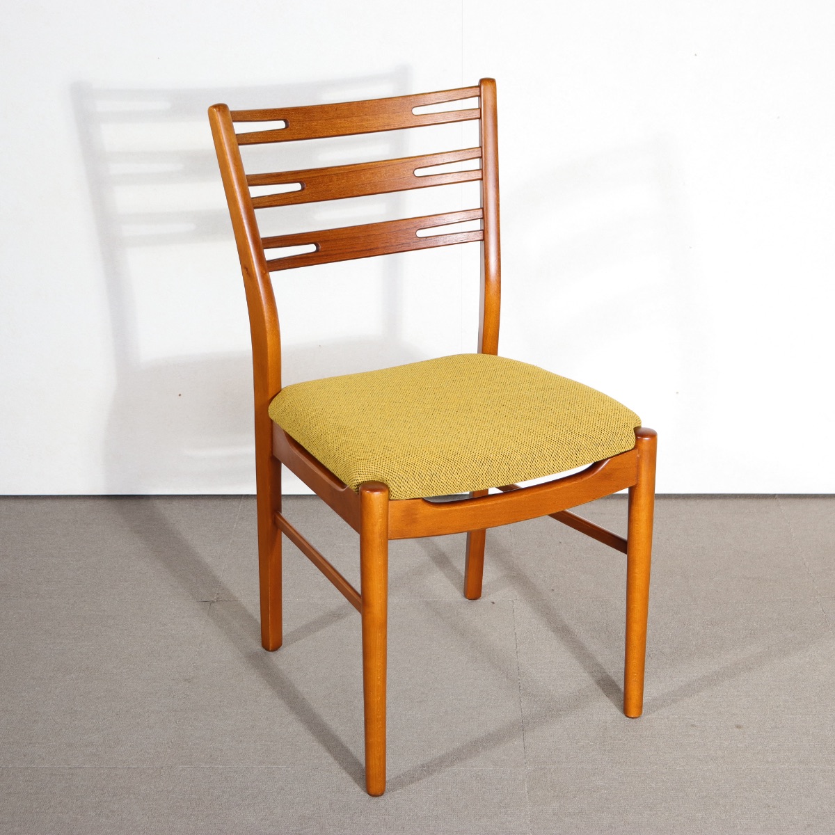 Farstrup製ダイニングチェア。自然な艶をまとったチーク材北欧ヴィンテージ。