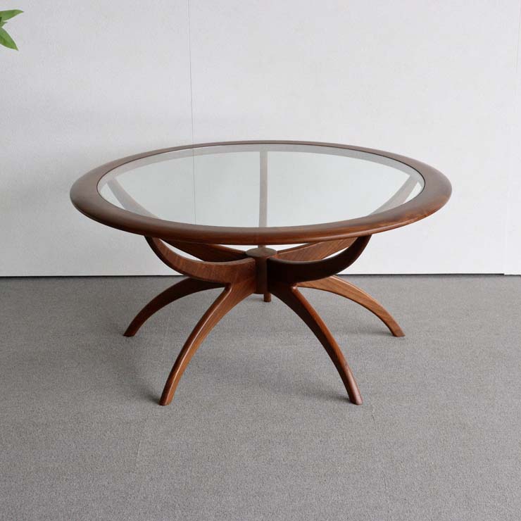 脚が蜘蛛の脚のような形をしている木製コーヒーテーブル、天板はガラス、25018
